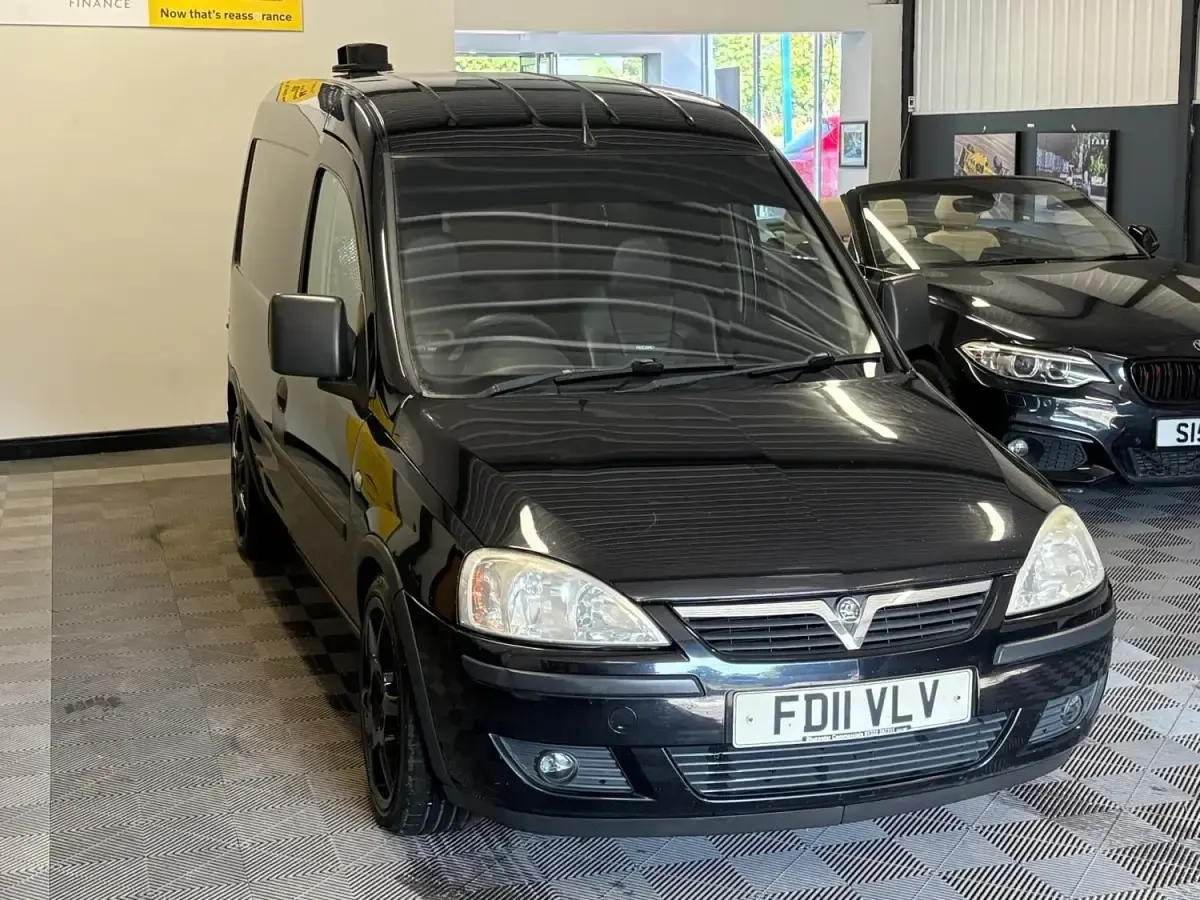 Usado Vauxhall Combo 2011 Preto Monovolume