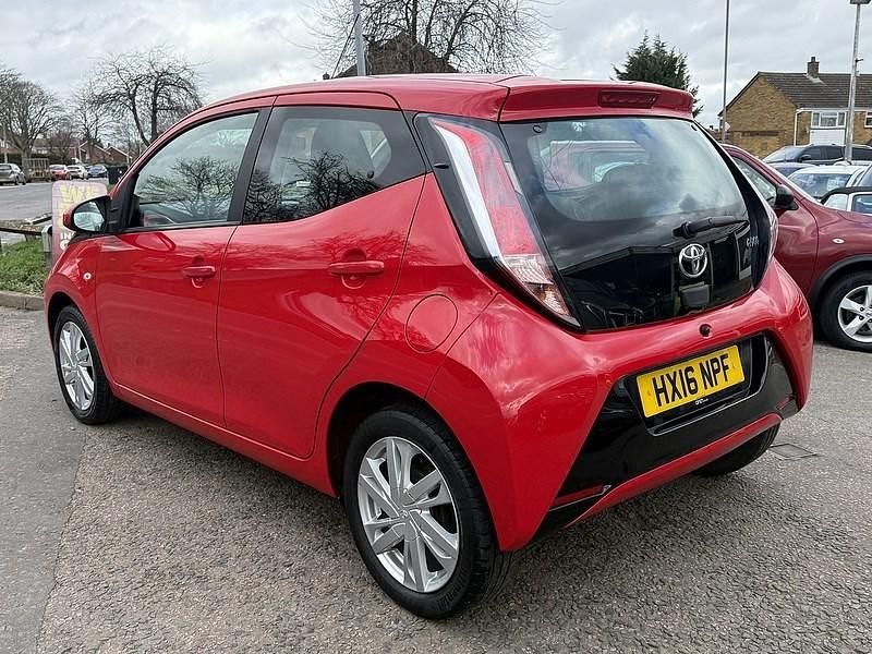 Used Toyota Aygo x-press 68 HP (50 kW) 2016 Red Hatchback