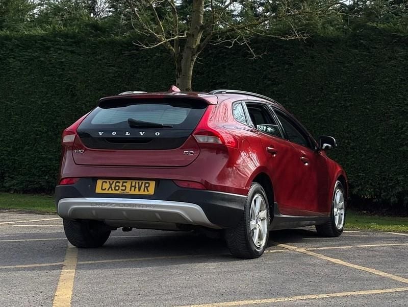 Used Volvo V40 SE 2015 Red Hatchback