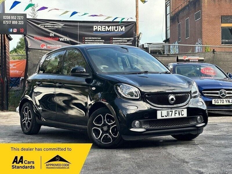 Black Used 2017 Smart ForFour Premium Hatchback | £4,690 (Good price) - Image 1/2