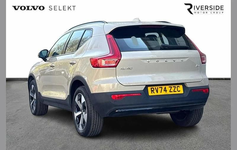 Usado Volvo XC40 Plus 197 HP (144 kW) 2024 Bege SUV