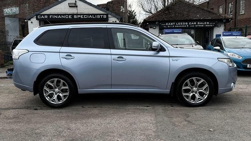 Used Mitsubishi Outlander P-HEV 200 HP (147 kW) 2015 Blue Estate