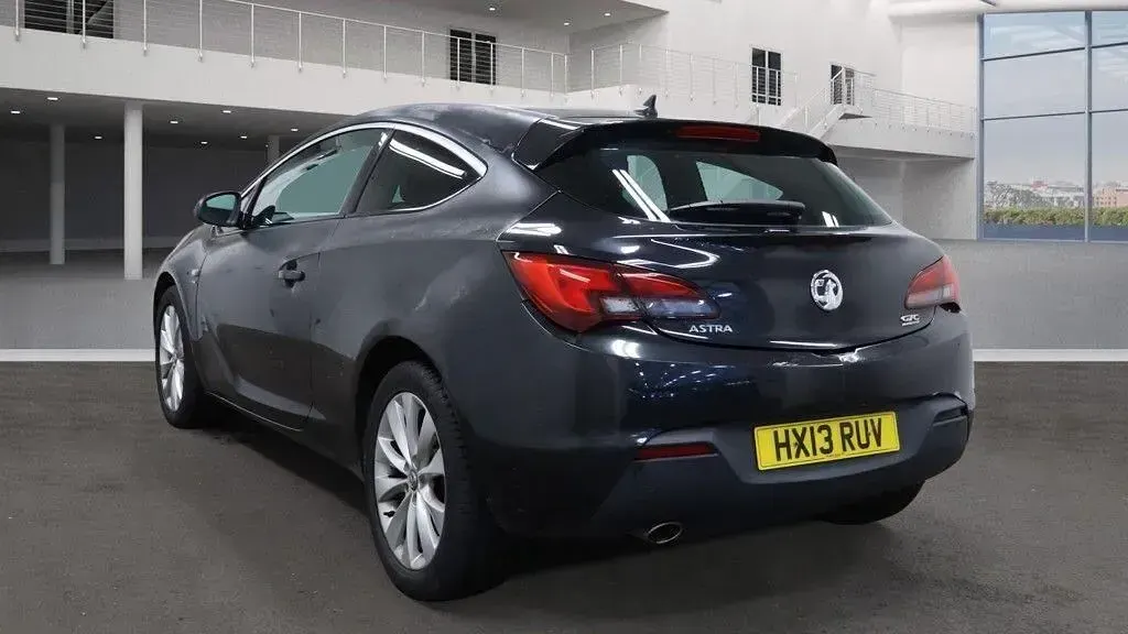 Usado Vauxhall Astra GTC SRi 140 HP (102 kW) 2013 Preto Citadino