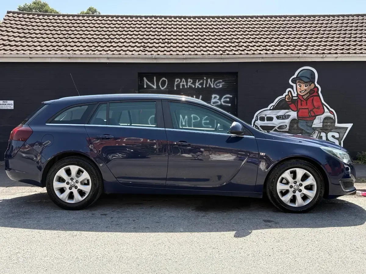Used Vauxhall Insignia Design Edition 163 HP (119 kW) 2014 Blue Estate