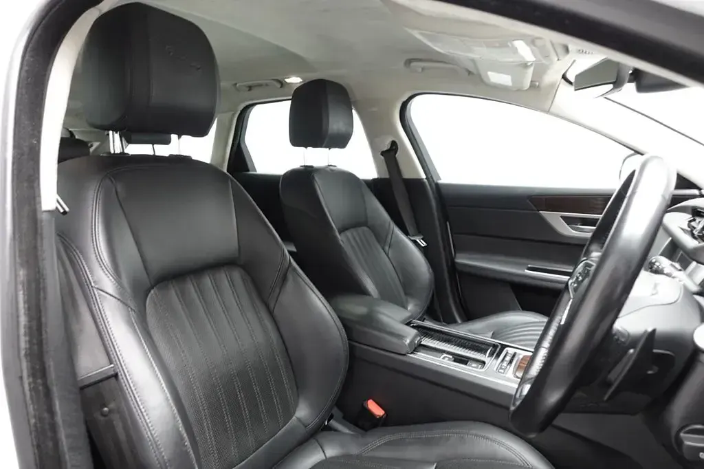 Used Jaguar XF Sportbrake Portfolio 250 HP (183 kW) 2018 White Estate