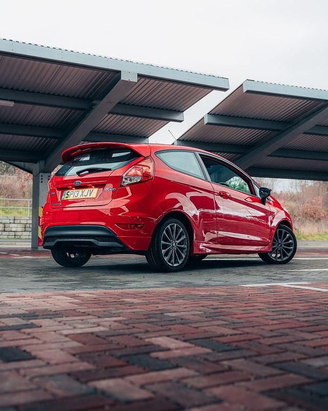 Used Ford Fiesta Zetec 125 HP (91 kW) 2013 Red Hatchback