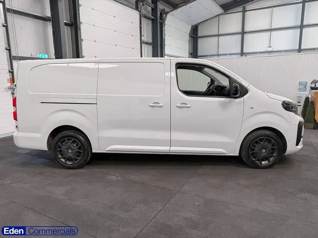 Used Vauxhall Vivaro 145 HP (106 kW) 2024 White MPV