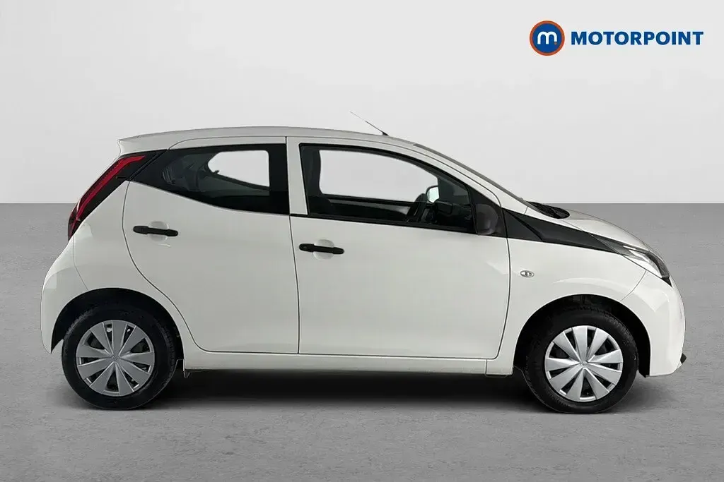 Used Toyota Aygo 72 HP (52 kW) 2018 White Hatchback
