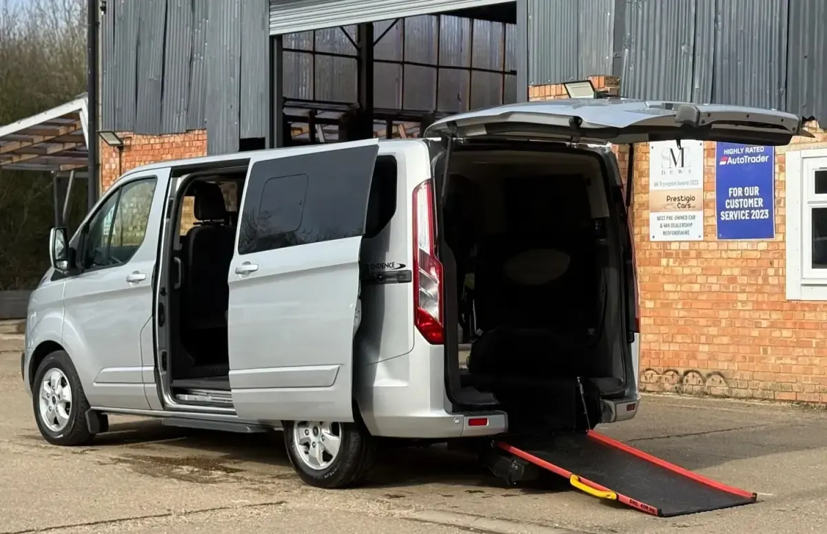 Usado Ford Tourneo Titanium 130 CV (95 kW) 2017 Plateado Monovolumen