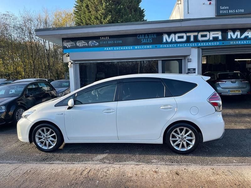 Used Toyota Prius 122 HP (89 kW) 2022 White Hatchback
