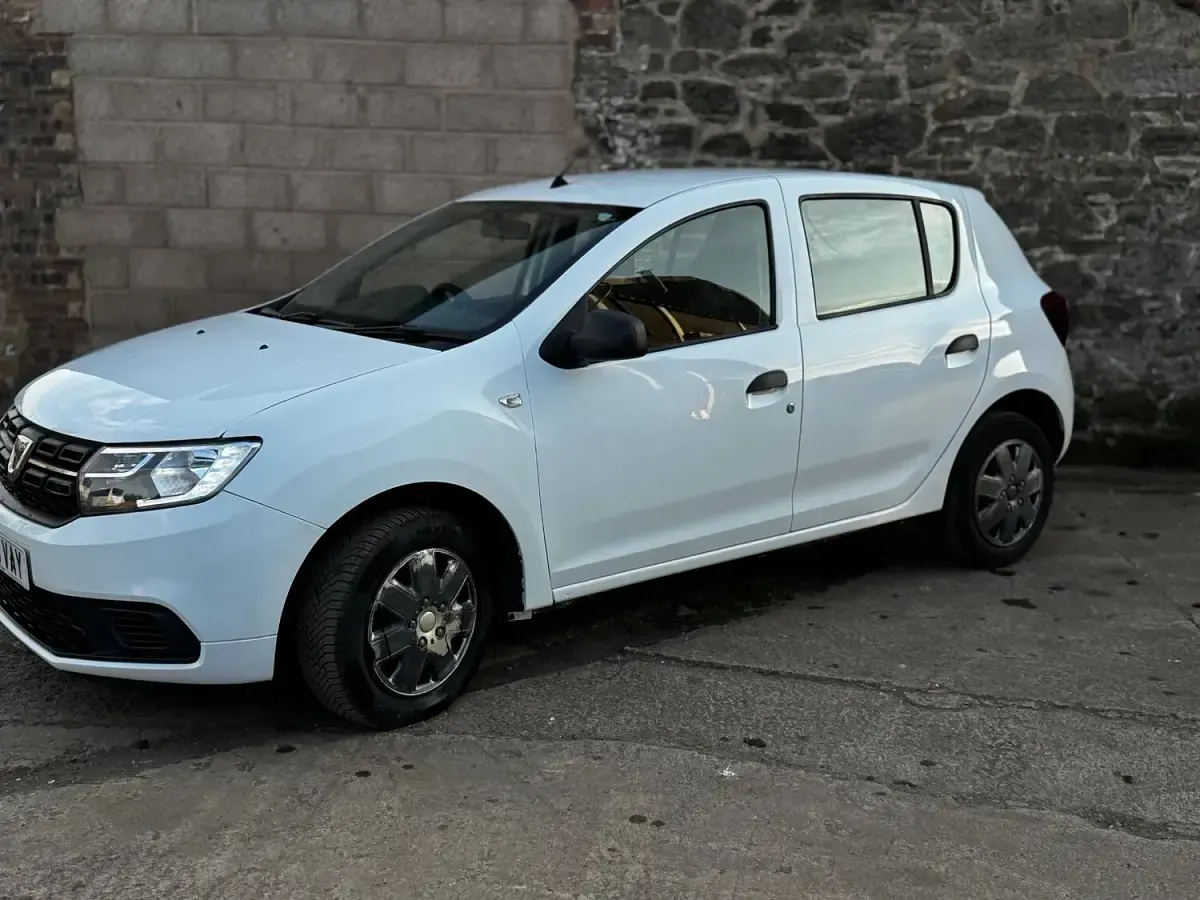 Used Dacia Sandero Essentiel 90 HP (66 kW) 2018 White Hatchback