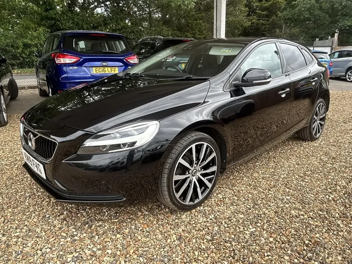 Used Volvo V40 R-Design 122 HP (89 kW) 2019 Black Hatchback