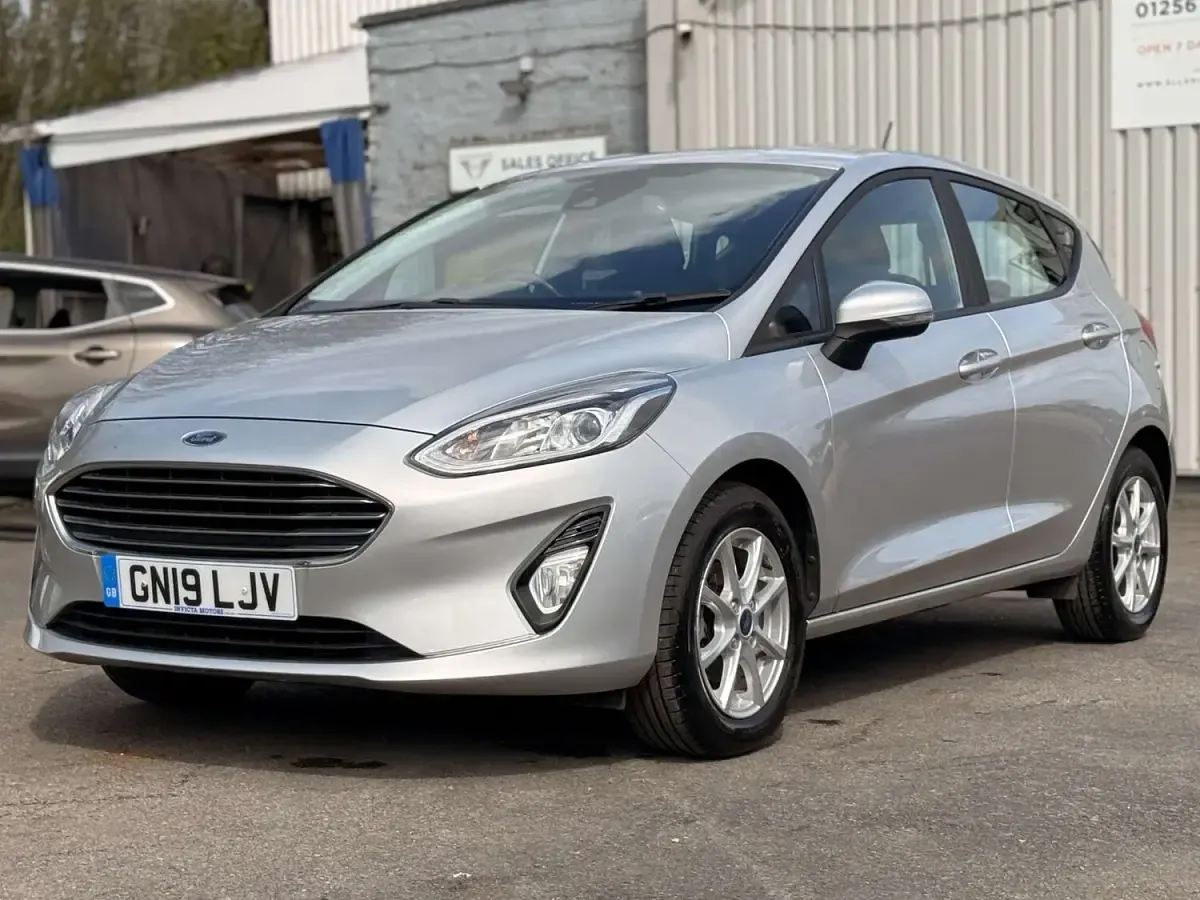 Used Ford Fiesta Zetec 100 HP (73 kW) 2019 Silver Hatchback