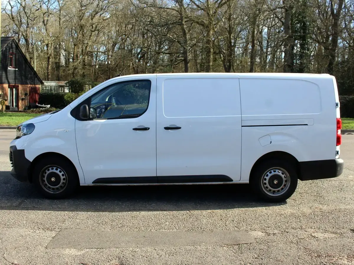 Used Vauxhall Vivaro 145 HP (106 kW) 2024 White MPV