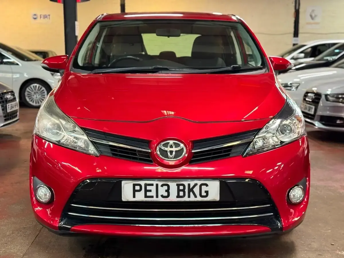 Used Toyota Verso 147 HP (108 kW) 2013 Red MPV