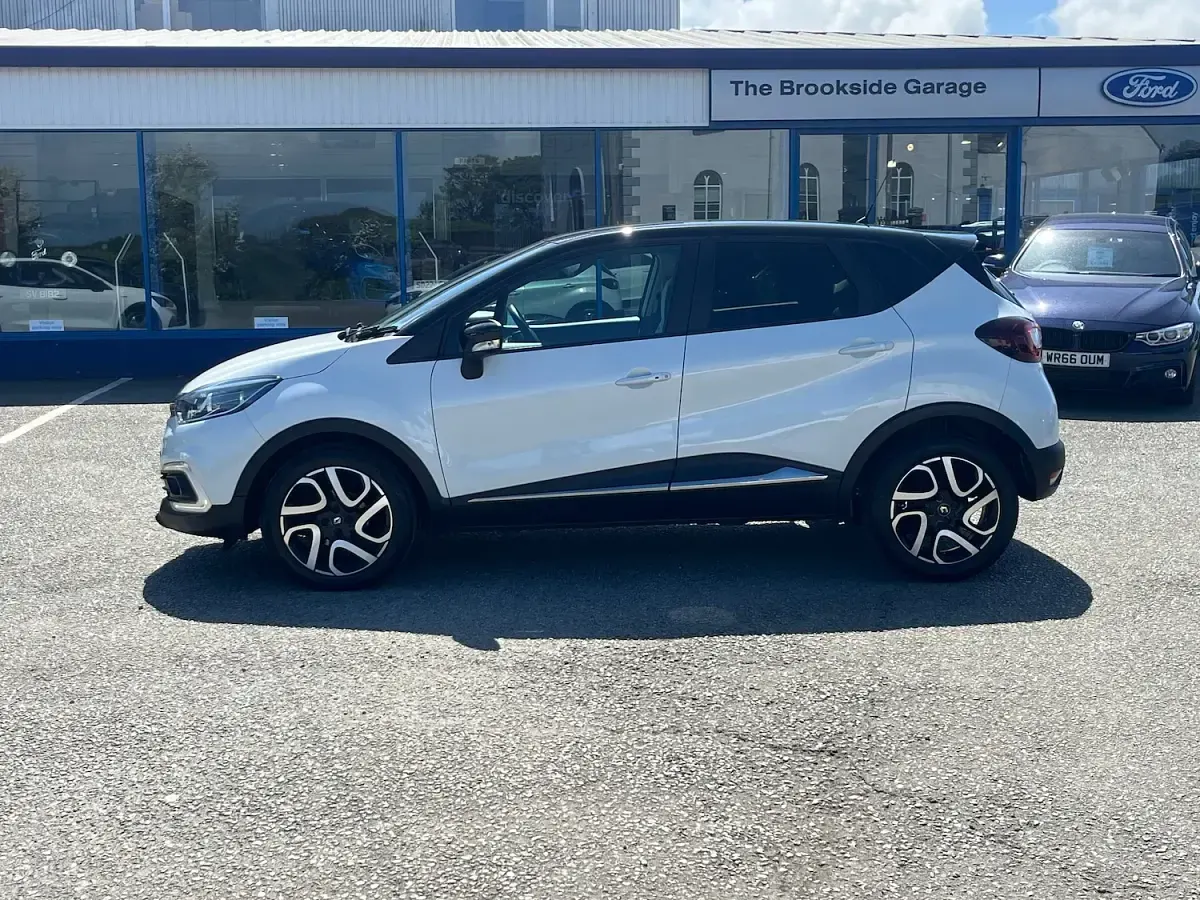 Used Renault Captur Iconic 90 HP (66 kW) 2019 White/black SUV