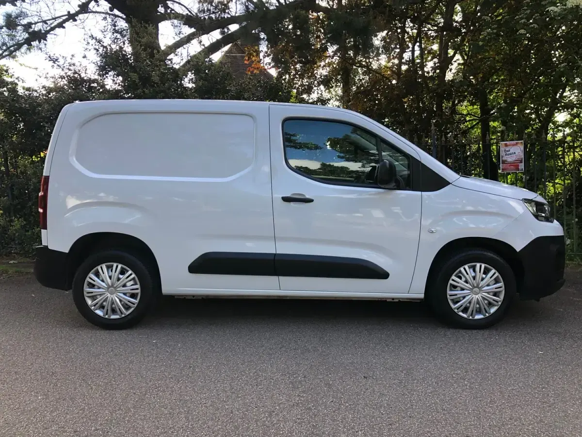 Used Citroën Berlingo 100 HP (73 kW) 2023 White MPV