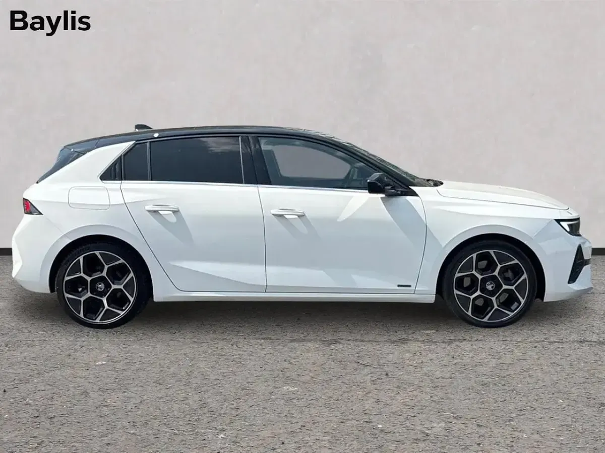 Used Vauxhall Astra Ultimate 178 HP (130 kW) 2023 White Hatchback