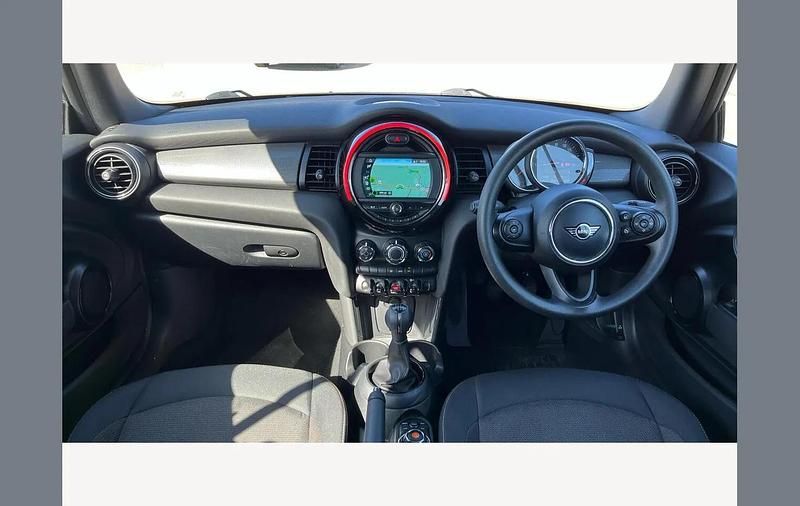 Usado Mini Cooper Cabriolet Classic 134 HP (98 kW) 2019 Prateado Cabrios