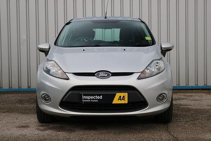 Used Ford Fiesta 70 HP (51 kW) 2012 Silver Hatchback