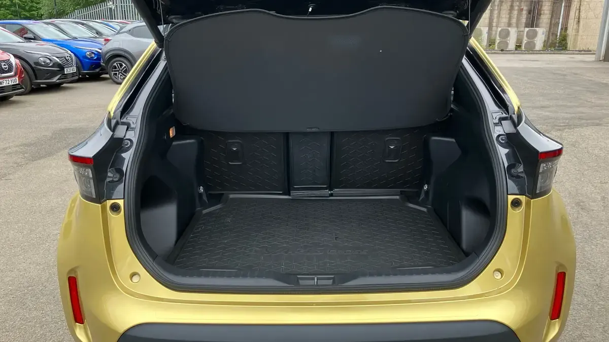 Used Toyota Yaris Hybrid City 116 HP (85 kW) 2022 Yellow Estate