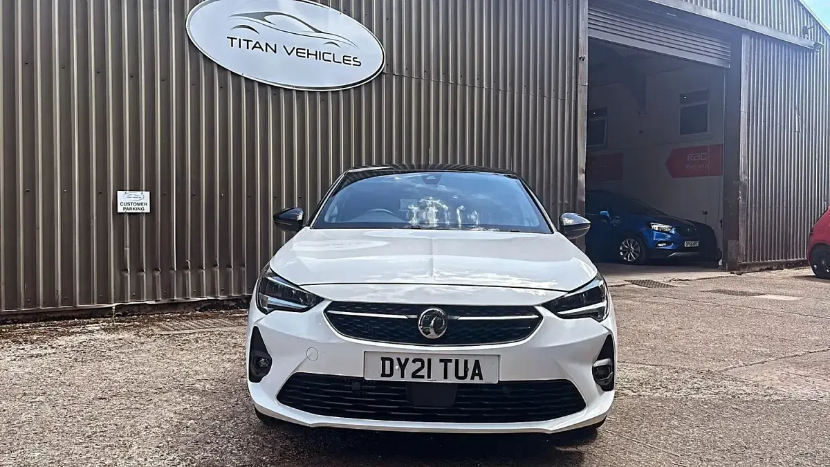 Used Vauxhall Corsa SRi 130 HP (95 kW) 2021 White Hatchback