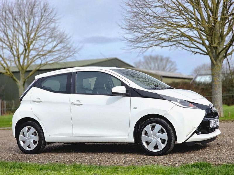 Used Toyota Aygo X-play 69 HP (50 kW) 2017 White Hatchback