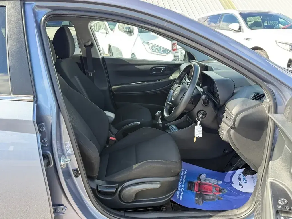Used Hyundai i20 Premium 100 HP (73 kW) 2024 Blue Hatchback