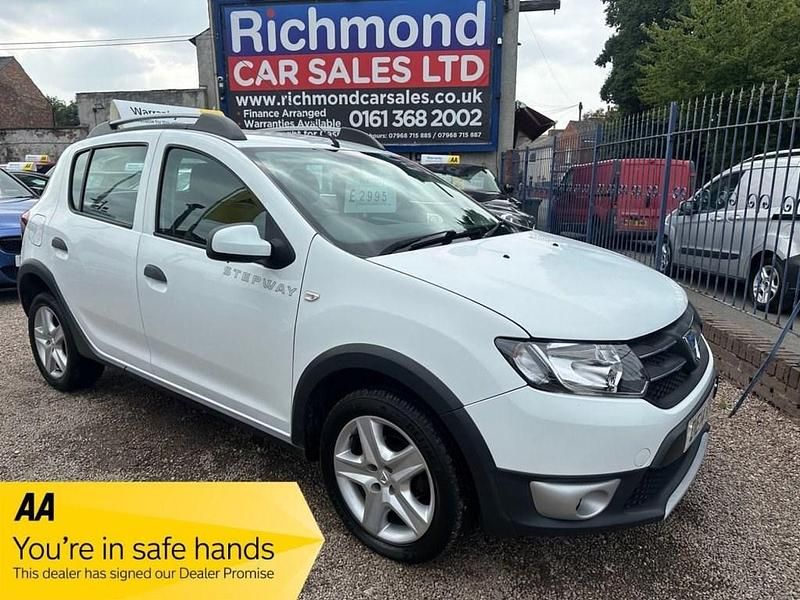 White Used 2014 Dacia Sandero Lauréate Hatchback | £2,995 (Fair price) - Image 1/3