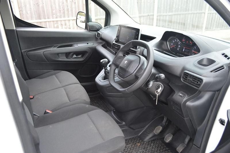 Used Peugeot Partner Premium 131 HP (96 kW) 2023 White MPV