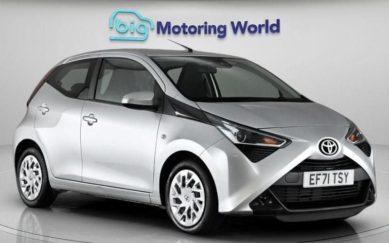Used Toyota Aygo X-play 72 HP (52 kW) 2021 Silver Hatchback