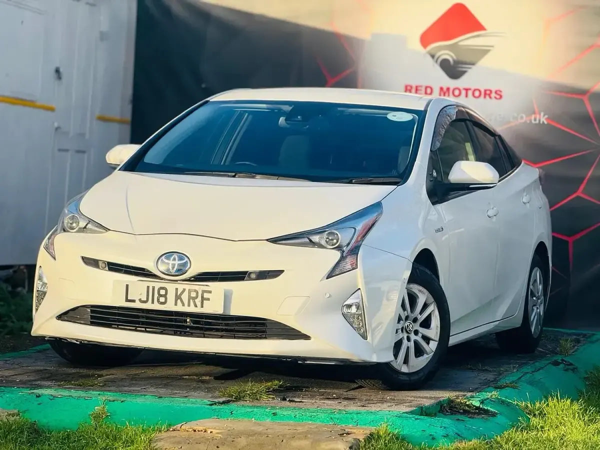 Used Toyota Prius 122 HP (89 kW) 2022 White Hatchback