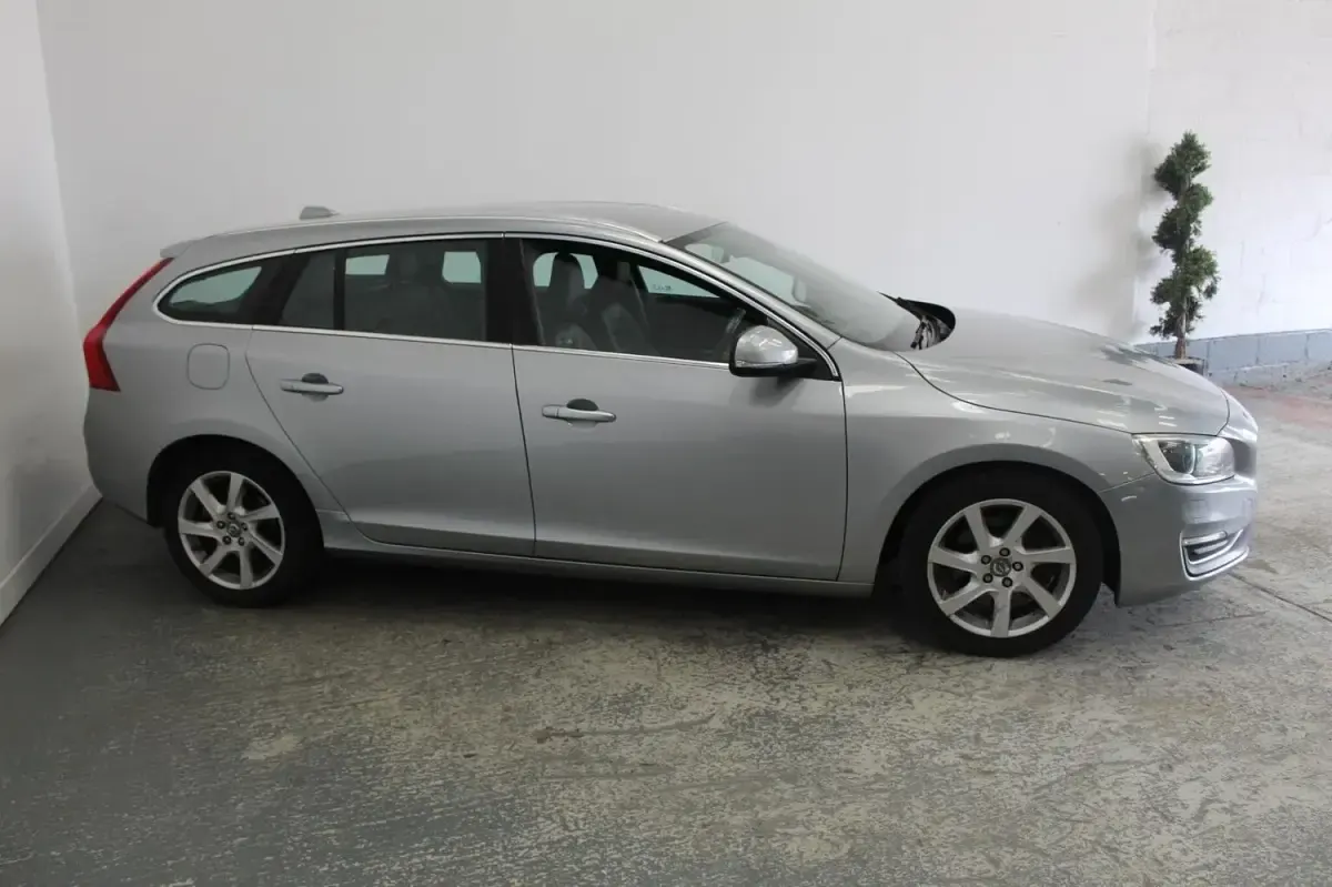 Usado Volvo V60 SE Lux 215 CV (158 kW) 2015 Plateado Familiar