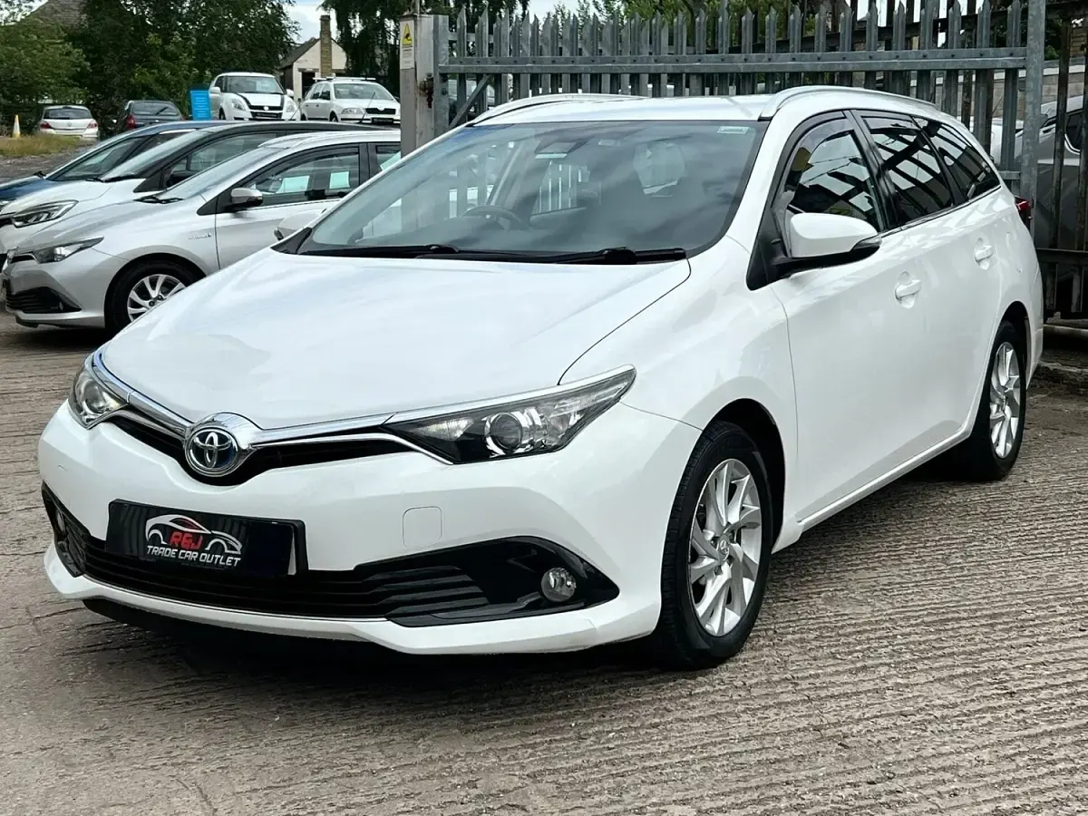 Used Toyota Auris Hybrid 2018 White Estate