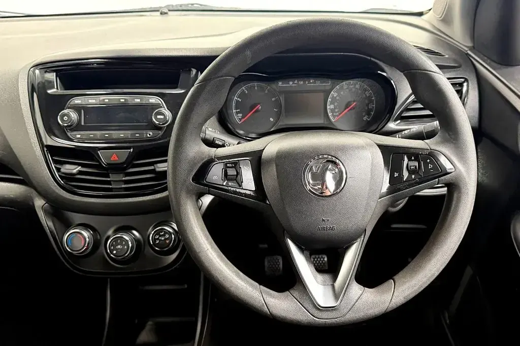 Used Vauxhall Viva 75 HP (55 kW) 2015 White Hatchback