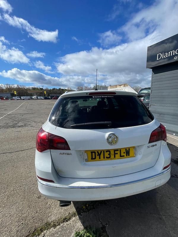 Used Vauxhall Astra SRi 165 HP (121 kW) 2013 White Estate