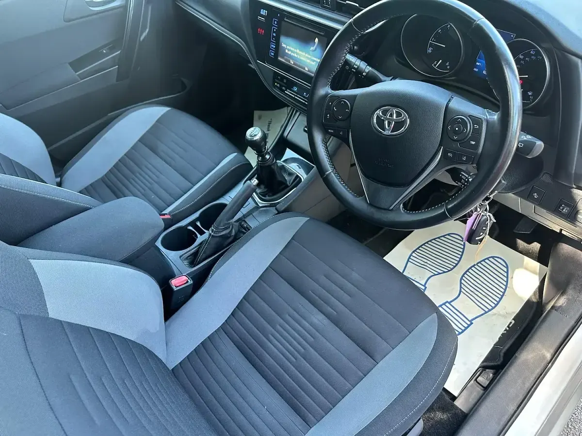 Used Toyota Auris Business Edition 116 HP (85 kW) 2017 Silver Hatchback
