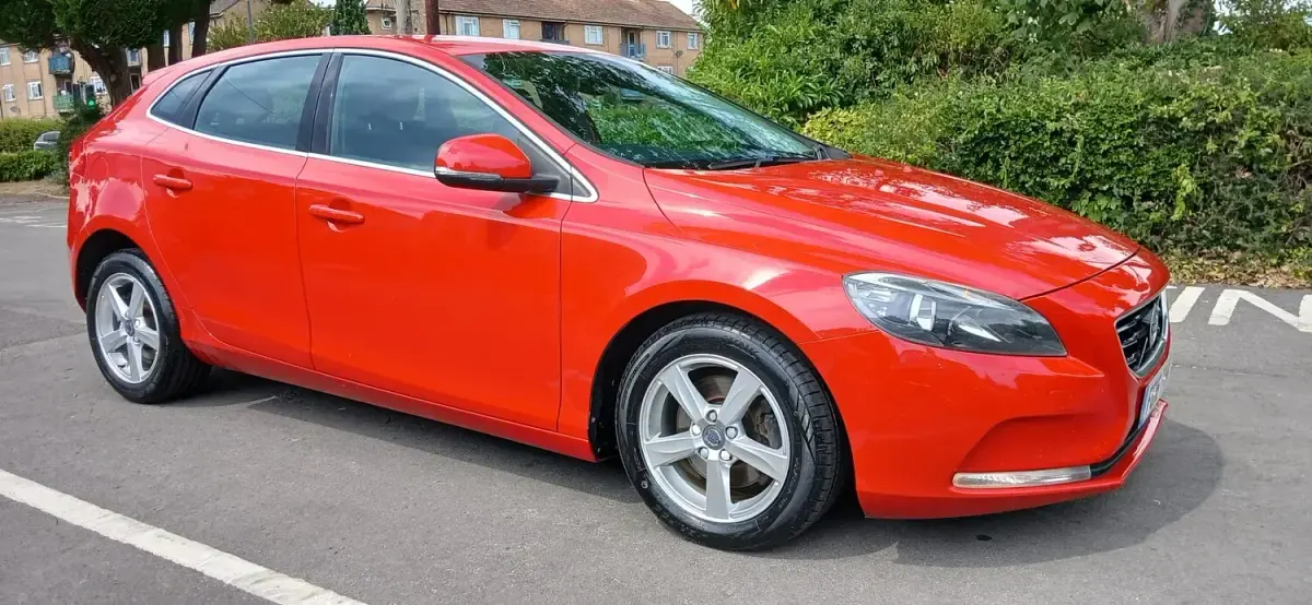 Used Volvo V40 SE 120 HP (88 kW) 2016 Red Hatchback