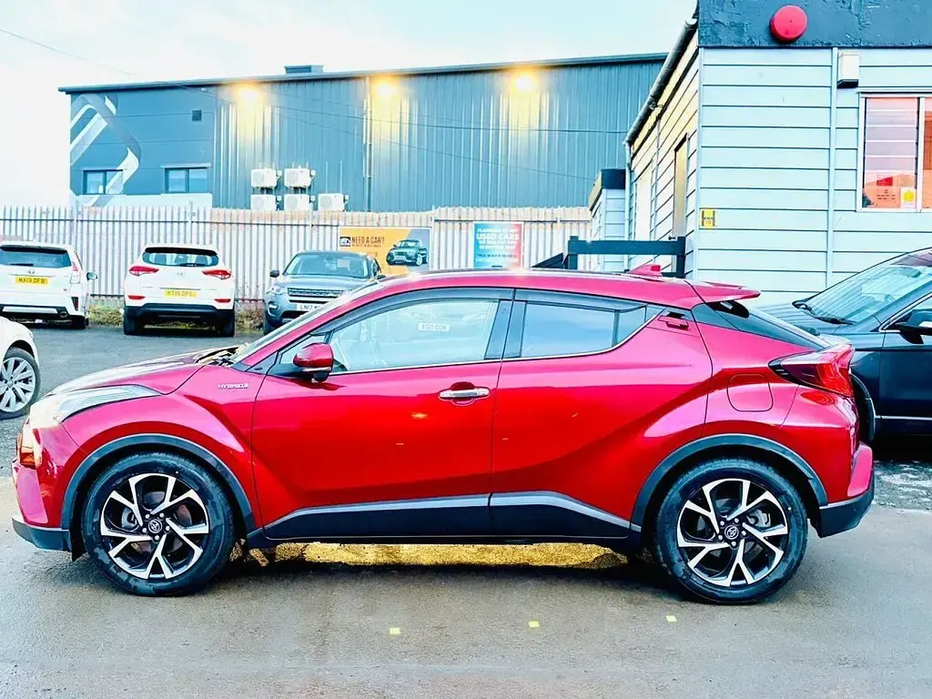 Begagnad Toyota C-HR 2024 Röd SUV