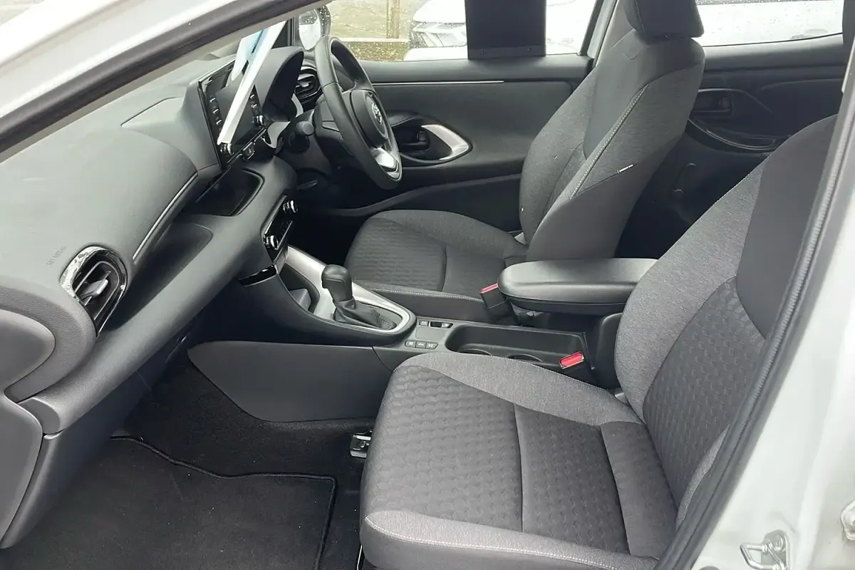 Begagnad Toyota Yaris 116 HK (85 kW) 2022 Vit Halvkombi