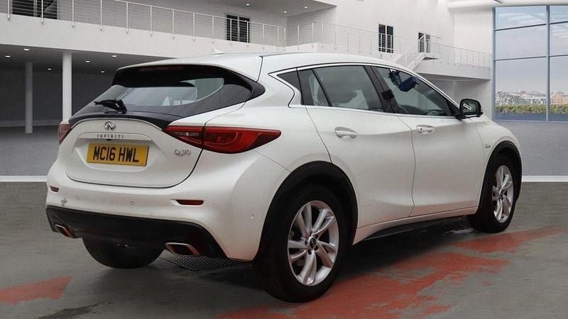 Used Infiniti Q30 Premium 2016 White Hatchback