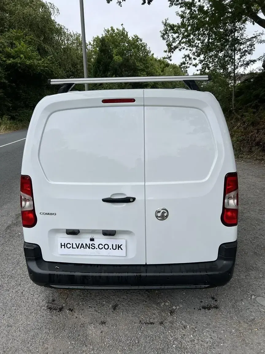 Used Vauxhall Combo 100 HP (73 kW) 2022 White MPV