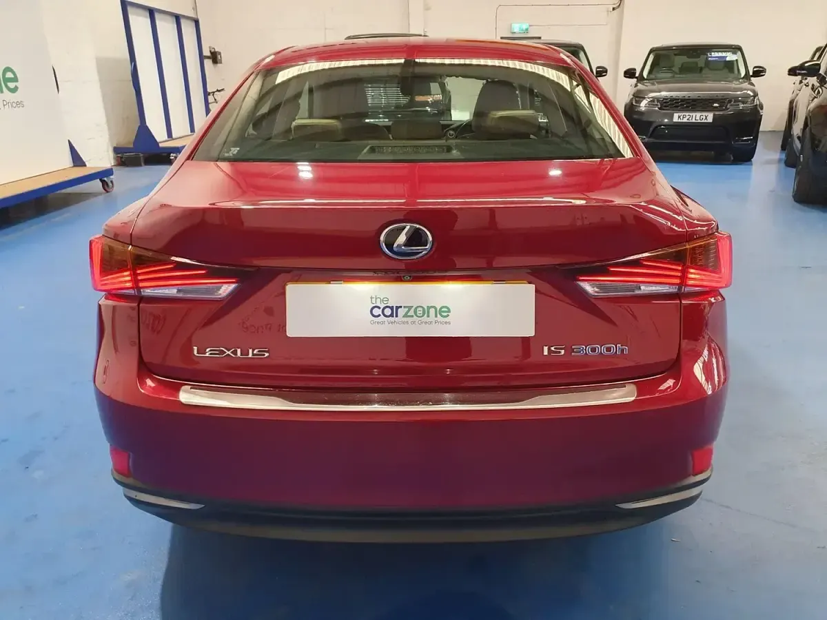 Usado Lexus IS300h 223 CV (164 kW) 2017 Rojo Berlina