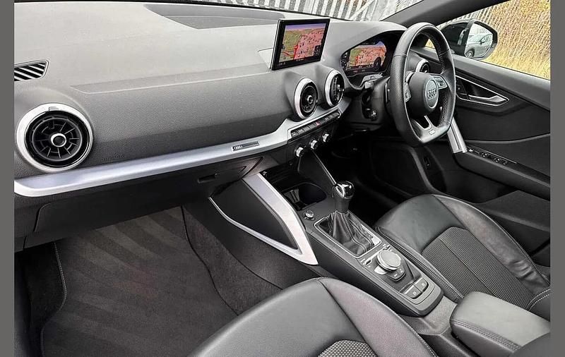 Begagnad Audi Q2 Black Edition 147 HK (108 kW) 2021 Blå SUV