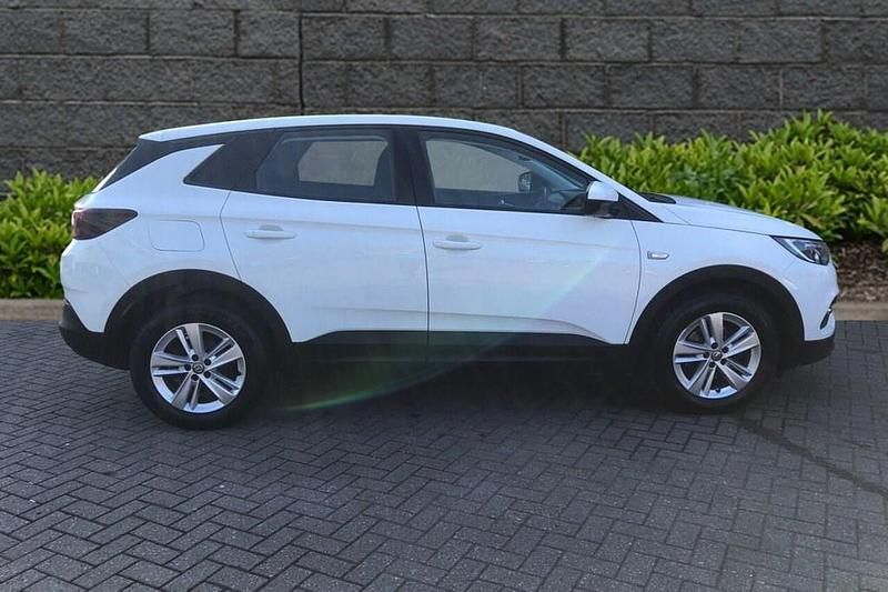 Used Vauxhall Grandland X S 130 HP (95 kW) 2019 White SUV