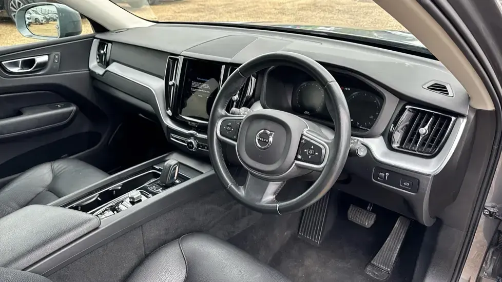 Used Volvo XC60 Momentum 197 HP (144 kW) 2021 Grey SUV