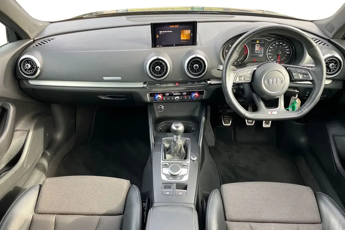 Begagnad Audi A3 S-Line 2019 Svart Sedan