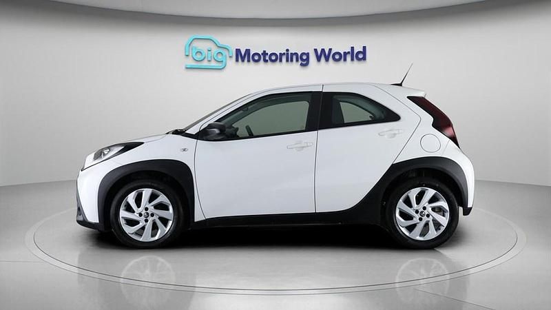 Used Toyota Aygo X PURE 72 HP (52 kW) 2022 White SUV