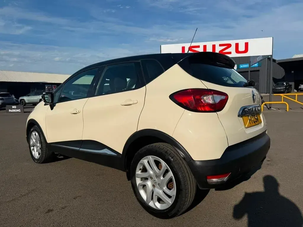 Used Renault Captur Dynamique 90 HP (66 kW) 2016 Cream/black SUV