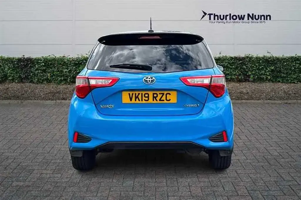 Used Toyota Yaris Hybrid 100 HP (73 kW) 2019 Blue Hatchback